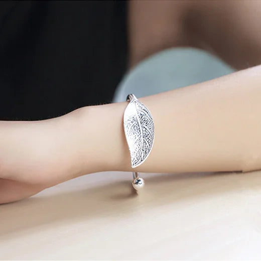 Elegant leaf bracelet