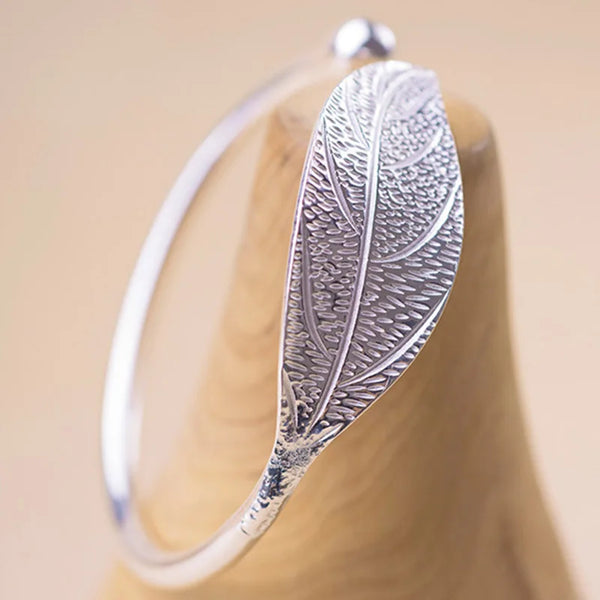Elegant leaf bracelet