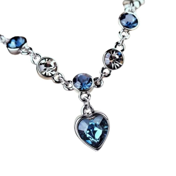Bracelet cœur bleu élégant ornée de cristaux.
